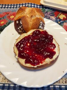 Laugenbrötchen mit Marmelade