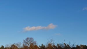 eine einzelne Wolke an einem strahlend blauen Himmel