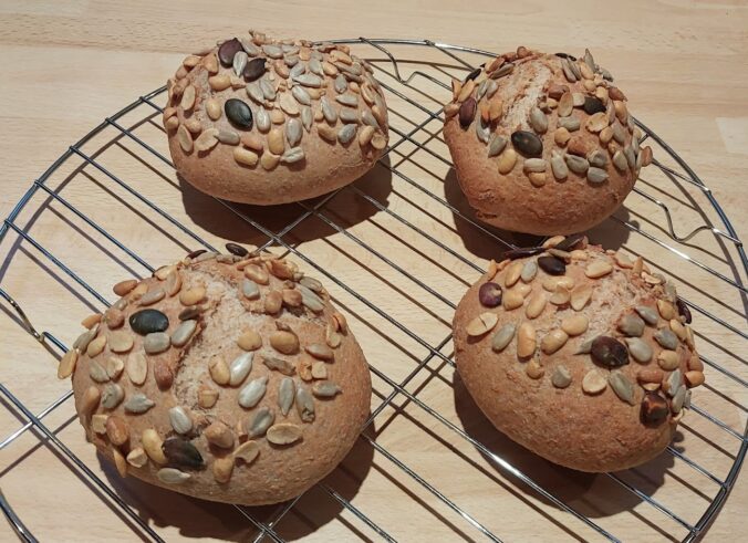 Dinkel-Vollkornbrötchen frisch nach dem Backenbeim Abkühlen